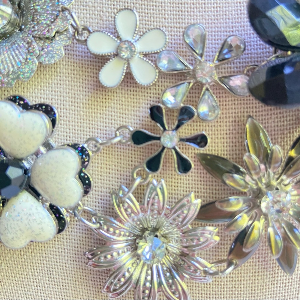 Black and white floral bib statement necklace in lightweight silvertone metal - Picture 4 of 9